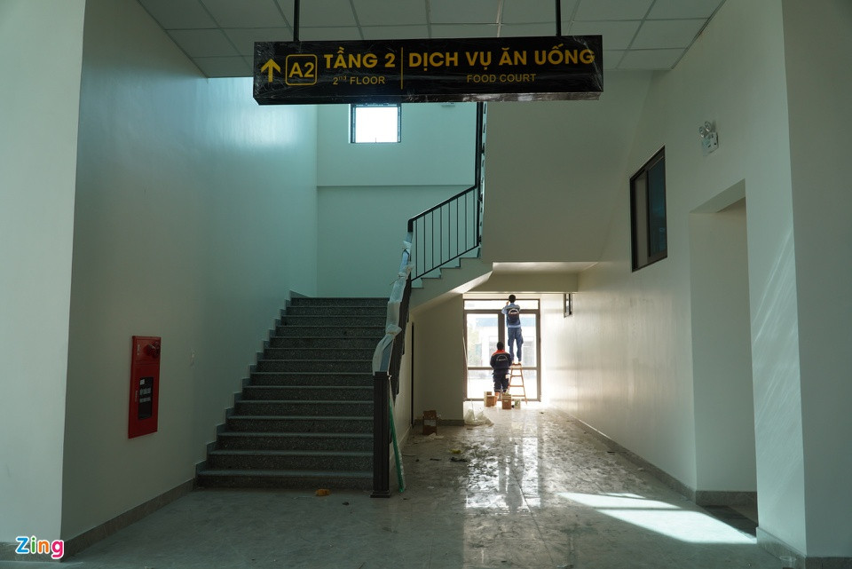 Tầng 2 là khu dịch vụ ăn uống rộng 450 m2 dành cho khách và lái, phụ xe. Khu này có thể phục vụ cùng lúc khoảng 150 người. Còn tầng 3 là văn phòng làm việc.