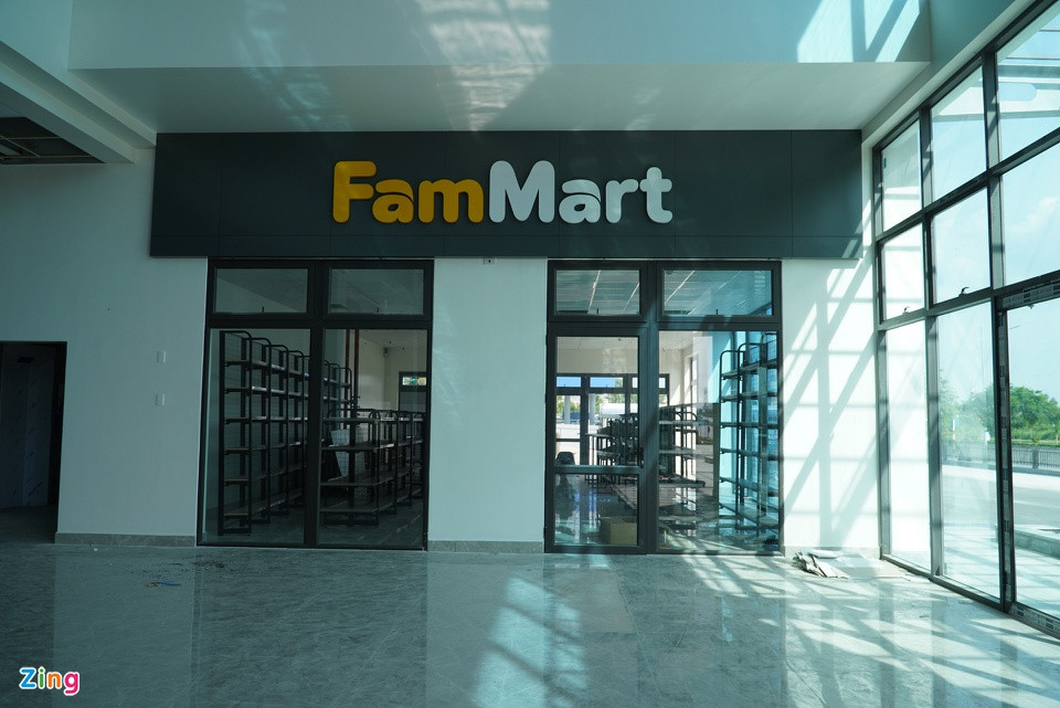 Khu vực nhà ga cũng được lắp đặt điều hòa, ghế ngồi và cửa hàng tiện ích bán đặc sản vùng, miền cho khách.