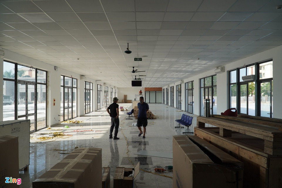 Tầng một của nhà ga có diện tích xây dựng 1.080 m2, dành cho việc phục vụ khách chờ, chia tay, mua vé. Các doanh nghiệp vận tải thuê văn phòng đại diện và đón tiếp khách đi xe. Nơi đây có bố trí nhà vệ sinh, nước uống miễn phí.