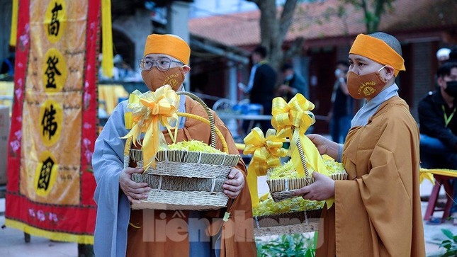 Phat tu thanh kinh truoc gio tuong niem Dai lao hoa thuong Thich Pho Tue-Hinh-4