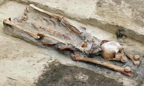 Theo các chuyên gia, những người bị kết tội là ma cà rồng thường bị hành hình bằng cách chặt đầu hoặc treo cổ. Khi chôn cất, phần đầu không được đặt đúng vị trí mà thường đặt giữa 2 chân khiến ma cà rồng không thể "đội mồ sống dậy".