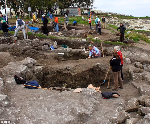 Trong văn hóa truyền thống Bulgaria, ma cà rồng là một kẻ xấu hoặc người đã rất già. Họ không ăn thức ăn như người bình thường mà duy trì mạng sống bằng việc uống máu vật nuôi, thậm chí tấn công con người để hút máu.