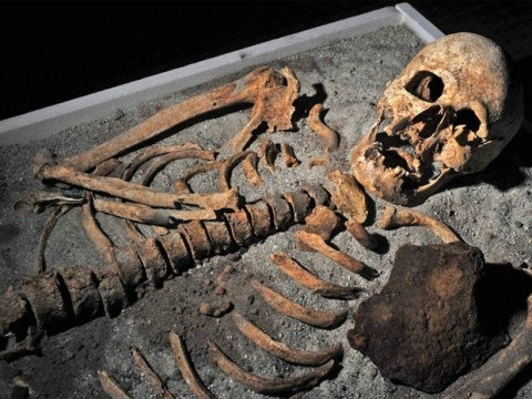 Bên trong các nghĩa địa này có những ngôi mộ chứa những bộ hài cốt được mai táng theo những cách đặc biệt.