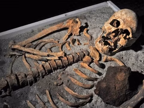 Bên trong các nghĩa địa này có những ngôi mộ chứa những bộ hài cốt được mai táng theo những cách đặc biệt.