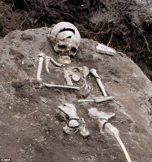 Trong số này, hàng chục thi hài được chôn cất trong tư thế bị một thanh sắt đâm thẳng vào tim. Răng của người chết cũng bị loại bỏ hoàn toàn trước khi chôn cất.