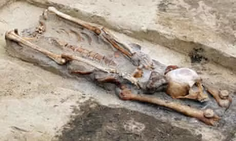 Theo các chuyên gia, những người bị kết tội là ma cà rồng thường bị hành hình bằng cách chặt đầu hoặc treo cổ. Khi chôn cất, phần đầu không được đặt đúng vị trí mà thường đặt giữa 2 chân khiến ma cà rồng không thể "đội mồ sống dậy".