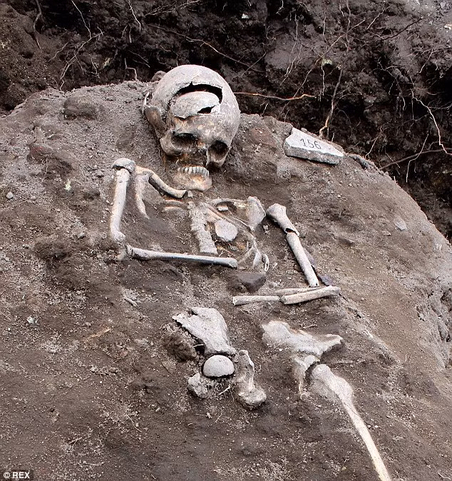 Trong số này, hàng chục thi hài được chôn cất trong tư thế bị một thanh sắt đâm thẳng vào tim. Răng của người chết cũng bị loại bỏ hoàn toàn trước khi chôn cất.