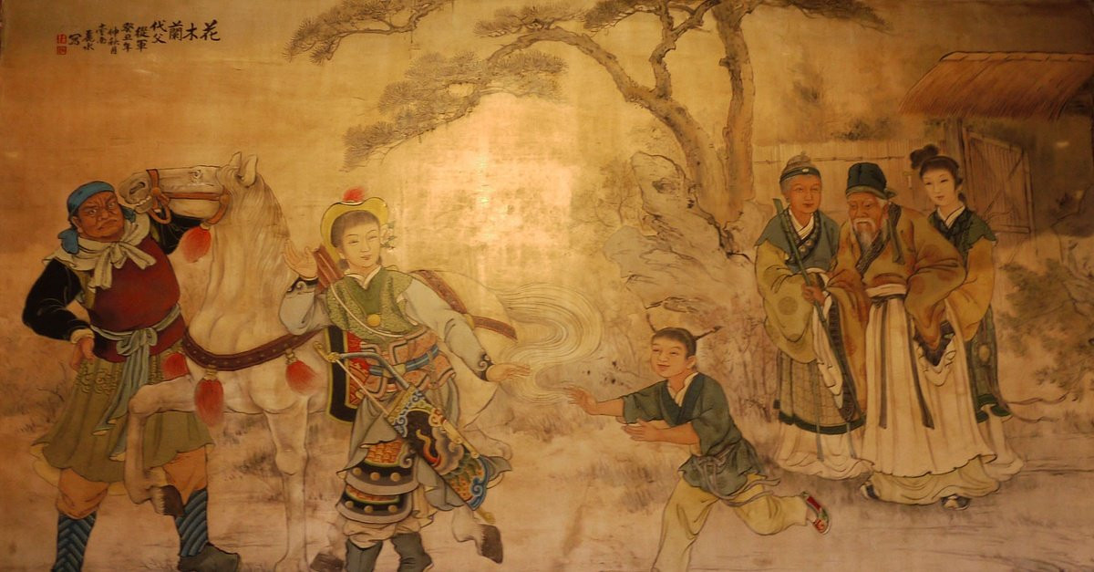 Theo hầu hết các giai thoại, Hoa Mộc Lan sống vào thời Bắc Ngụy. Khi quân Nhu Nhiên xâm lược biên giới, cha của nàng được triều đình gọi đi tòng quân.