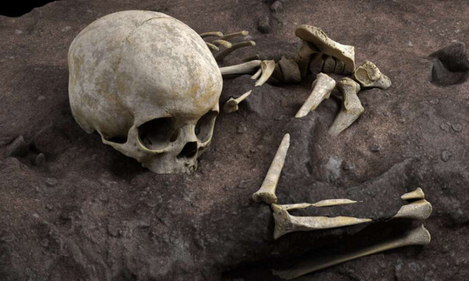 Đứa trẻ này nằm trong tư thế nằm co chân, đầu kê lên chiếc gối làm bằng chất liệu dễ phân hủy. Bộ hài cốt được đặt nghiêng bên phải, chân co lên đến ngực. Thông qua các kiểm tra, phân tích xương và răng, các chuyên gia khảo cổ nhận định em bé khả năng cao là người Homo sapiens.