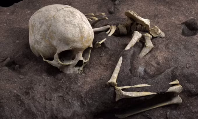 Đứa trẻ này nằm trong tư thế nằm co chân, đầu kê lên chiếc gối làm bằng chất liệu dễ phân hủy. Bộ hài cốt được đặt nghiêng bên phải, chân co lên đến ngực. Thông qua các kiểm tra, phân tích xương và răng, các chuyên gia khảo cổ nhận định em bé khả năng cao là người Homo sapiens.