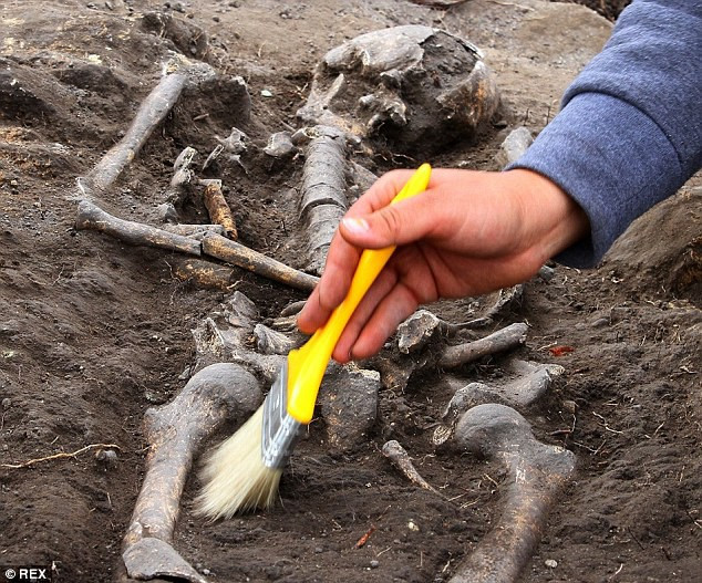 Tại đây, nhóm chuyên gia tìm được những bộ hài cốt bị thanh sắt đâm xuyên qua ngực để "phong ấn". Tập tục mai táng này xuất phát từ quan niệm những người sống xấu xa khi chết có thể biến thành “ma cà rồng” nếu như không có một thanh sắt hoặc gỗ đâm xuyên ngực thi thể vào lúc mai táng.