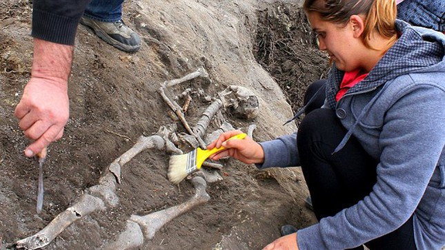 Các nhà khảo cổ phát hiện một địa điểm được cho là nơi chôn cất những "ma cà rồng" thời Trung Cổ tại ngôi đền cổ Perperion, đông nam thủ đô Sofia, Bulgaria.