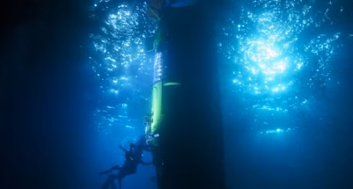 Độ sâu lớn nhất của rãnh Mariana lên đến 10.971m dưới mực nước biển. Theo tính toán của các nhà khoa học, nếu đặt trọn ngọn Everest (cao 8.848m) xuống đáy vực này thì đỉnh núi sẽ cách mặt biển hơn 2.000m.