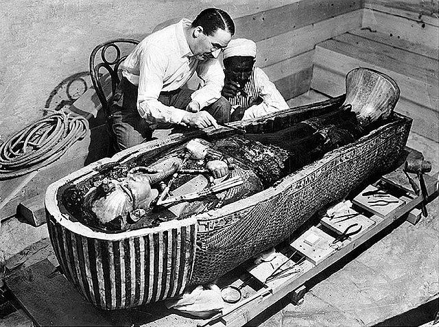 Pharaoh Tutankhamun được chôn cất cùng với hàng ngàn cổ vật giá trị như vàng bạc, châu báu, xe ngựa, gậy chống... Đặc biệt, nơi an nghỉ ngàn thu của nhà vua Ai Cập này có một bùa chú được cho là giúp bảo vệ lăng mộ không bị mộ tặc xâm phạm suốt hàng ngàn năm.