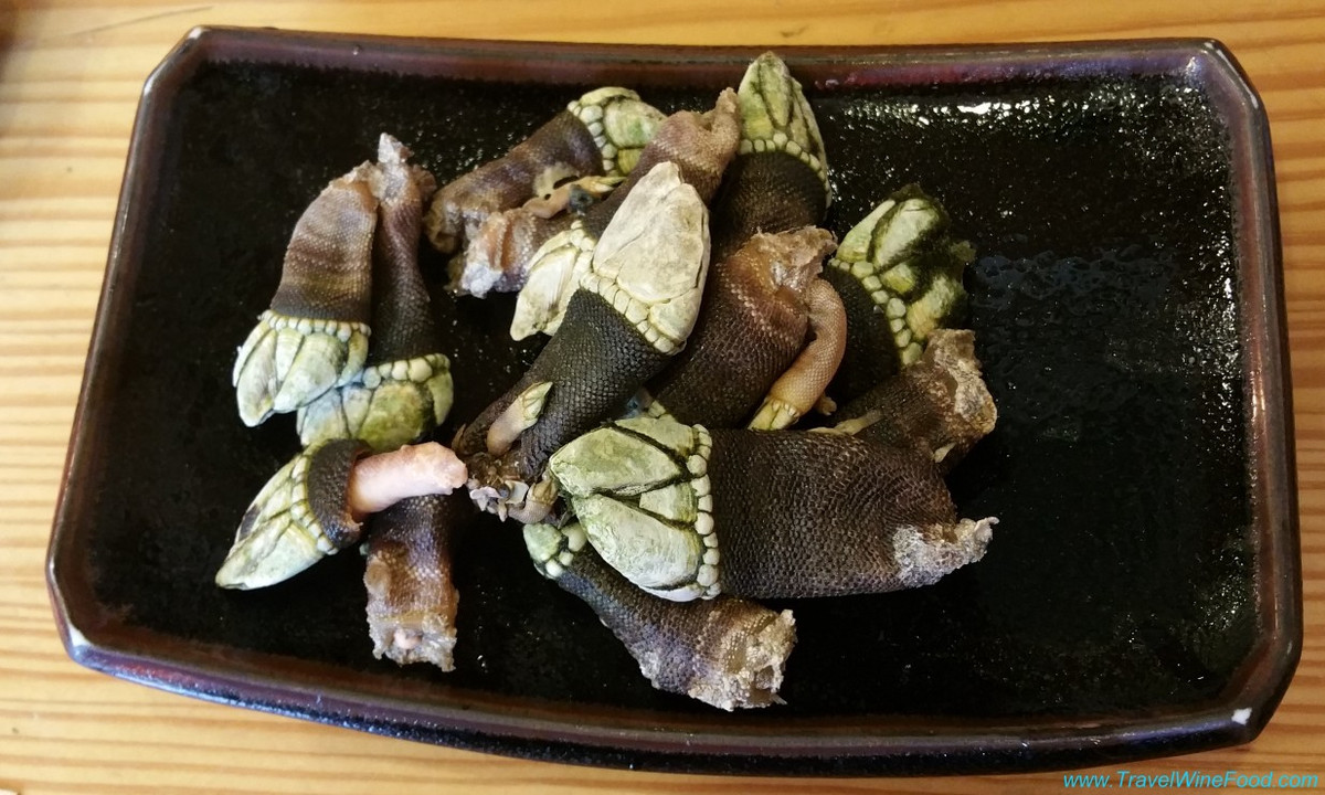 Ốc chân rùa chỉ sinh trưởng trong môi trường tự nhiên. Chúng bám chắc trên các vách đá, hẻm núi ở vùng liên triều (phần bờ biển giữa lúc thủy triều lên và xuống) nên rất khó bắt được.