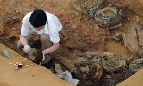 Sau khi bình tĩnh, nhóm chuyển gia tiến hành kiểm tra xung quanh cỗ quan tài. Theo đó, họ phát hiện ở 4 góc quan tài có buộc 4 sợi dây. Những sợi dây này cố định vào 4 góc của bức tường khiến cỗ quan tài lơ lửng trên không thay vì đặt ở dưới mặt đất như bình thường.