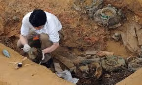 Sau khi bình tĩnh, nhóm chuyển gia tiến hành kiểm tra xung quanh cỗ quan tài. Theo đó, họ phát hiện ở 4 góc quan tài có buộc 4 sợi dây. Những sợi dây này cố định vào 4 góc của bức tường khiến cỗ quan tài lơ lửng trên không thay vì đặt ở dưới mặt đất như bình thường.