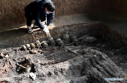 Tiếp đến, đoàn khảo cổ gặp một chuyện kỳ bí. Đó là việc những chiếc đèn dầu trong mộ đột nhiên rực cháy.