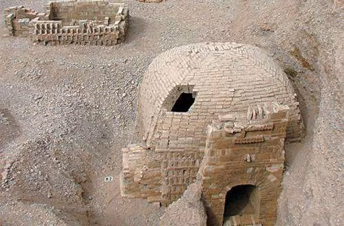 Các nhà nghiên cứu tò mò không biết vì sao người xưa lại treo quan tài lên cao như vậy. Một quan điểm cho rằng, chủ nhân ngôi mộ có thể là người theo Đạo giáo.