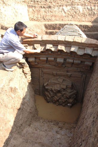 Khi các nhà khảo cổ mở cửa lăng mộ thì phốt pho trên bấc gặp ô xy khiến những ngọn đèn đột nhiên cháy trở lại.