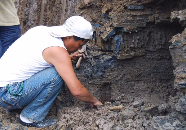 Vì vậy, họ nhanh chóng báo cơ quan chức năng. Sau khi nhận được thông tin, một nhóm khảo cổ đến hiện trường và có phát hiện bất ngờ tại lăng mộ cổ xưa trên.