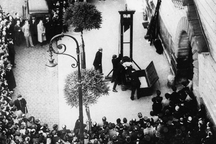 Vụ xử tử công khai bằng máy chém cuối cùng được thực hiện ở Pháp là vào ngày 17/6/1939. Tử tù Eugène Weidmann bị hành hình theo phương pháp này do bị kết tội bắt cóc và giết nhiều người.