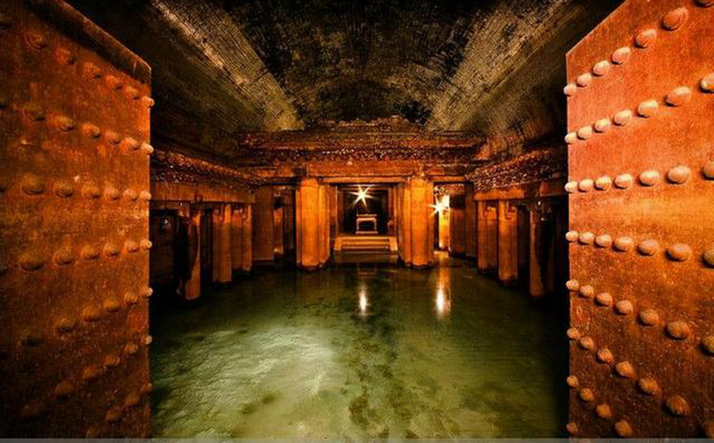 Vào năm 1981, trong quá trình thi công dự án xây dựng, các công nhân ở Trung Quốc cho nổ một phần núi và vô tình phát hiện một lăng mộ. Vì vậy, họ nhanh chóng thông báo cho giới chức trách. Sau khi nhận được tin báo, đoàn khảo cổ tới hiện trường và tiến hành cuộc khai quật lăng mộ.