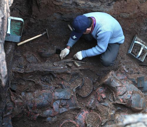 Trong số các cổ vật được tìm thấy, các chuyên gia tìm được văn bia. Nhờ vậy, họ xác định được danh tính chủ nhân lăng mộ là vị tướng nhà Đường có tên là An Bồ và vợ.