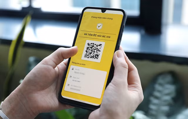 Trong khi đó, người có thẻ vàng là những trường hợp cả màu nền và mã QR trên ứng dụng PC-COVID có màu vàng. Ảnh: suckhoedoisong.