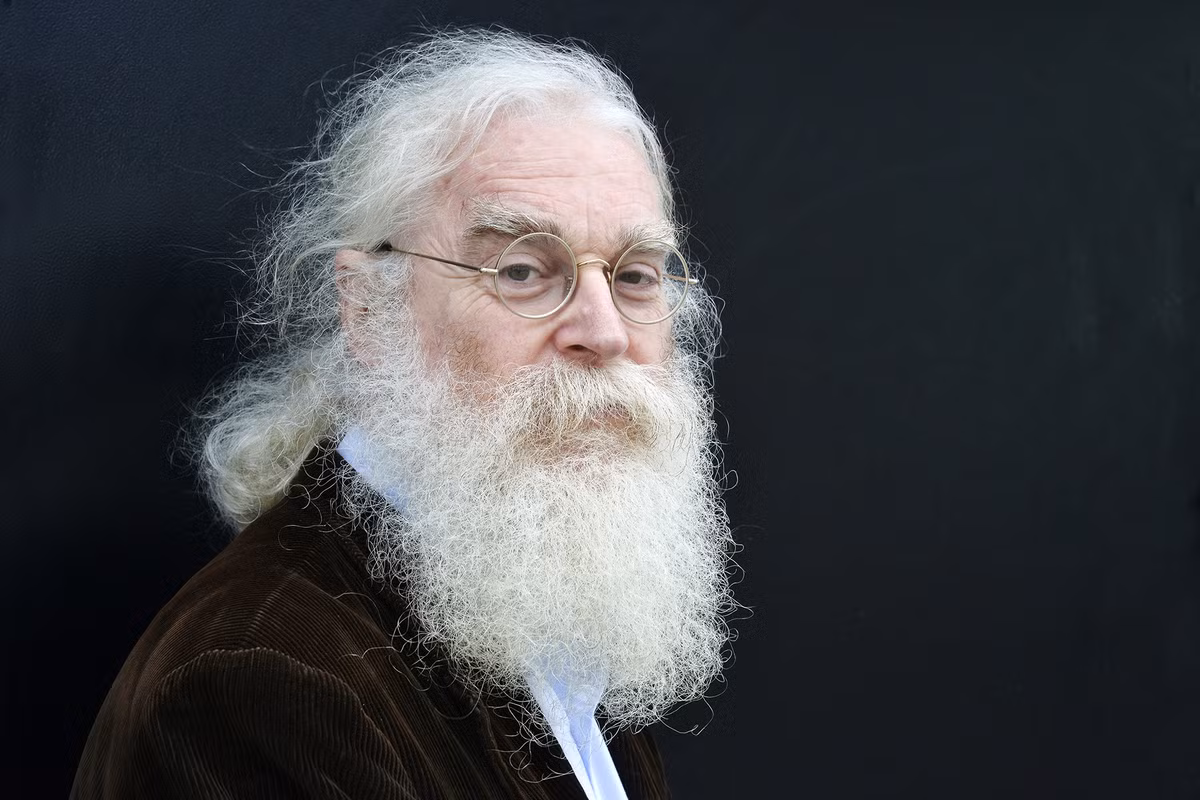 Ông Finkel cho biết phiến đất sét là một phần trong bảng hướng dẫn của một thầy tế trừ tà, mang ý nghĩa giải thoát khỏi một hồn ma bám theo.