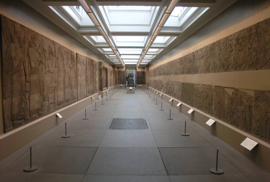 Theo Tiến sĩ Finkel, hình khắc hồn ma và người tình trên phiến đất sét rất mờ nhạt, hầu như không thấy gì nếu nhìn trực diện. Chỉ khi nghiêng phiến đất sét dưới ánh sáng và nhìn một cách tập trung thì hình vẽ hồn ma và người tình mới có thể nhìn thấy rõ.