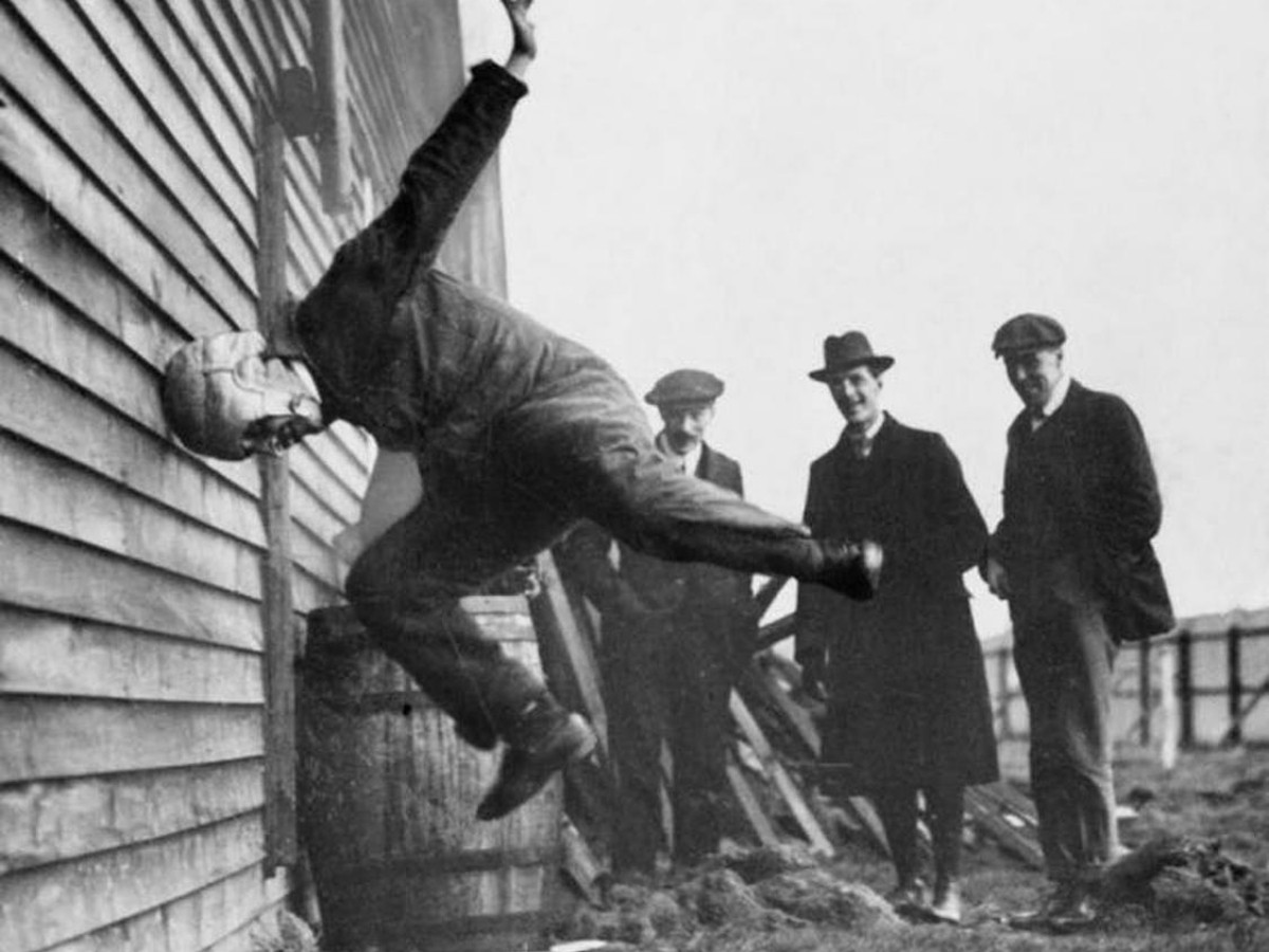 Nhà phát minh người Anh W.T. Warren thử nghiệm mũ bảo hiểm trên không trước sự chứng kiến của nhiều người. Ông sáng chế ra chiếc mũ này xuất phát từ việc không ít phi công tử vong trong các vụ tai nạn máy bay do chấn thương vùng đầu. Vì vậy, ông thiết kế mũ bảo hiểm bọc da, được trang bị lò xo và lót lớp lông ngựa để giảm chấn thương cho phi công trong trường hợp gặp sự cố.