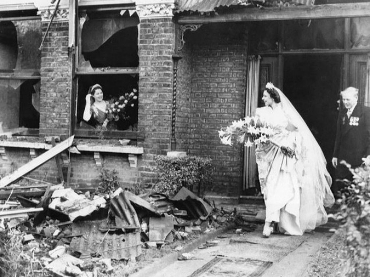 Một cô dâu rạng rỡ trong ngày cưới tổ chức ở London, Anh năm 1940. Vào thời điểm này, nhiều tòa nhà, công trình ở thủ đô nước Anh bị phát xít Đức dội bom phá hủy nghiêm trọng.