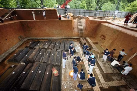 46 quan tài đặt xung quanh đều là hài cốt của những phụ nữ trẻ qua đời khi khoảng 20 tuổi. Điều đáng chú ý là toàn bộ được chôn cất trong tình trạng khỏa thân.