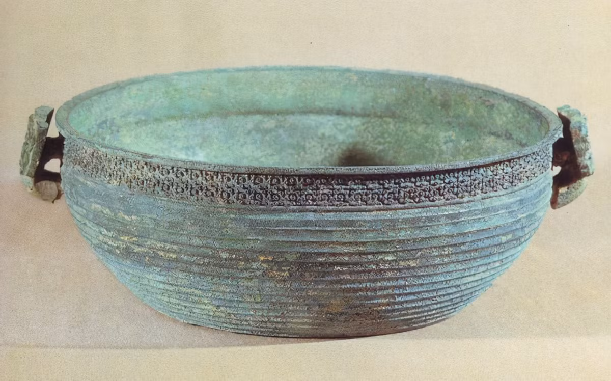 Theo đó, thê thiếp, người hầu sẽ tự sát hoặc bị chôn sống cùng người quá cố để tiếp tục hầu hạ chủ nhân ở thế giới bên kia.