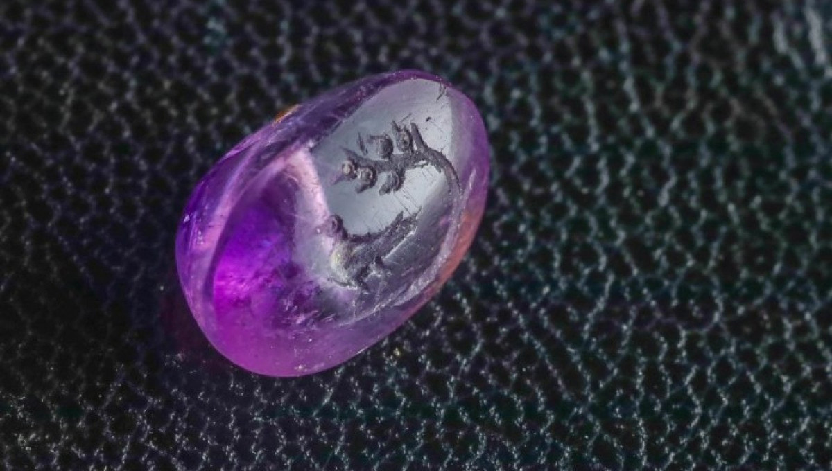 Những hình chạm khắc trên viên đá thạch anh tím tử đinh hương khiến bảo vật trở nên độc lạ và hiếm có. Giới nghiên cứu cho rằng, báu vật này có thể là bức mô tả đầu tiên được phát hiện trên toàn thế giới có khắc loài thực vật nổi tiếng.