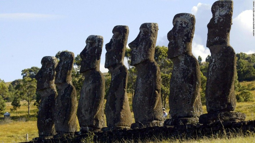 Trong khi trên đảo không có bóng dáng của các cây cối lớn, nơi đây lại có hàng trăm bức tượng hình người bằng đá - được gọi là Moai có niên đại khoảng 6.000 năm tuổi.