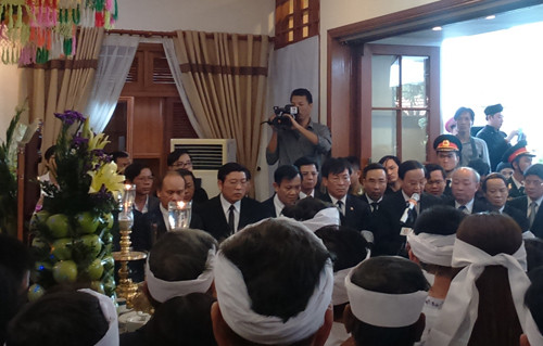 Ủy viên Bộ Chính trị, ông Tô Huy Rứa,Trưởng Ban Tổ chức Lễ tang đang đọc điếu văn truy điệu.