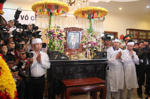 Người thân bên linh cữu ông Nguyễn Bá Thanh.