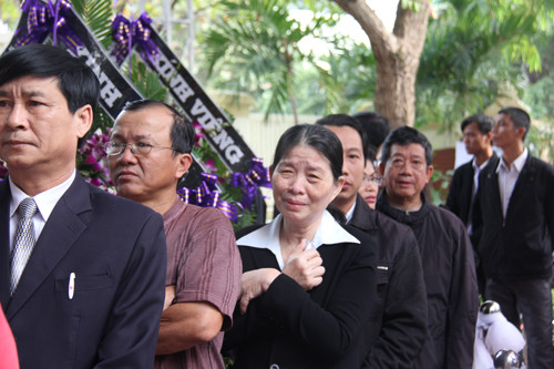 Những gương mặt thảng thốt, những tình cảm đầy xúc động của người dân trước sự ra đi của ông Nguyễn Bá Thanh...