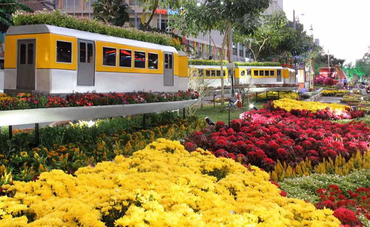 Hình ảnh "Metro hoa" (biểu tượng của công trình trọng điểm tuyến đường sắt đô thị đầu tiên ở TP HCM đang thi công) vô cùng lộng lẫy.