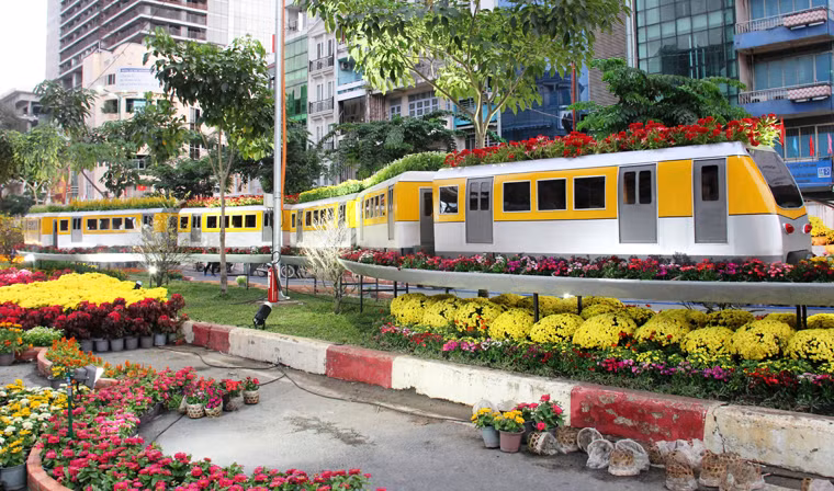 Mô hình đoàn tàu điện trong đường hoa.