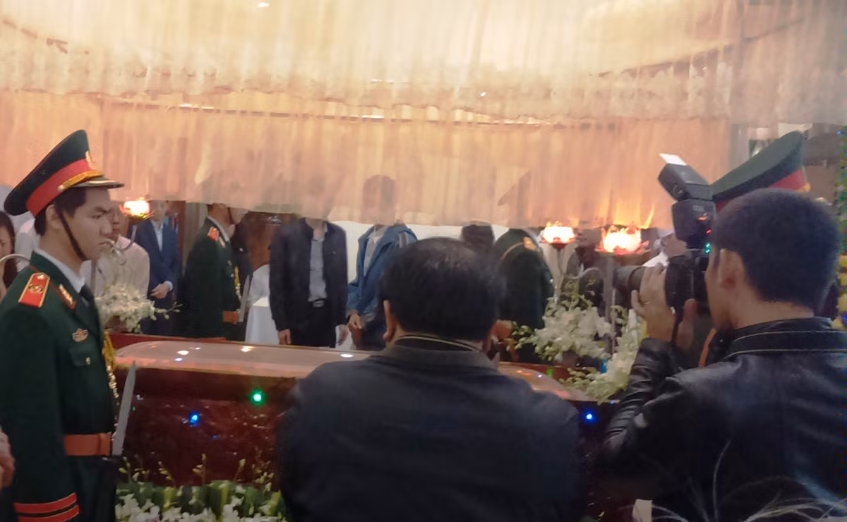 Các vị Lãnh đạo và người dân nhìn lại lần cuối ông Nguyễn Bá Thanh trước giờ truy điệu.