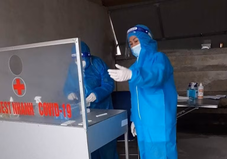 "Hiện lực lượng y tế và ngành chức năng đang tập trung truy vết, khoanh vùng dập dịch. Đồng thời hướng dẫn điều trị cho các ca bệnh tại nhà", BS Hường cho hay.