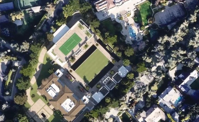 Tổng thể khuôn viên của căn biệt thự rộng đến hơn 12.000 m2 với những tiện nghi cao cấp như bãi đậu xe, sân tennis, 2 hồ bơi ngoài trời, sân vườn được cắt tỉa cẩn thận. Nhiều khu đất vẫn còn trống, chưa được sử dụng.