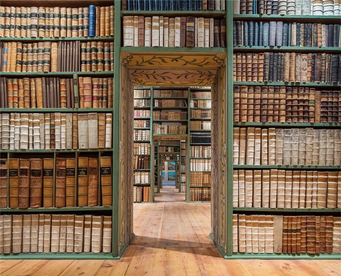 Thư viện Thánh Peters ở thành phố Salzburg, Áo, thành lập năm 696, là thư viện cổ nhất nước Áo. Thư viện này chứa 100.000 tập sách và 800 bản thảo cổ.