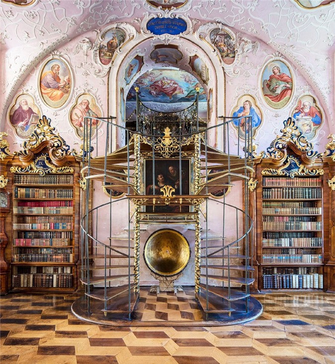 Thư viện Vorau Abbey ở Áo được đặt trong tòa nhà xây dựng từ năm 1721. Thư viện chứa 11.000 cuốn sách, trong đó có những cuốn sách cổ có niên đại 800 năm.