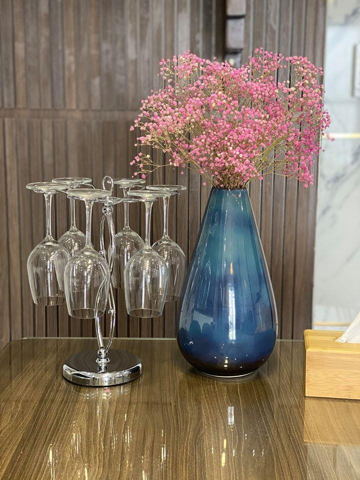 Trong căn hộ của mình, BTV Minh Trang cắm rất nhiều hoa.