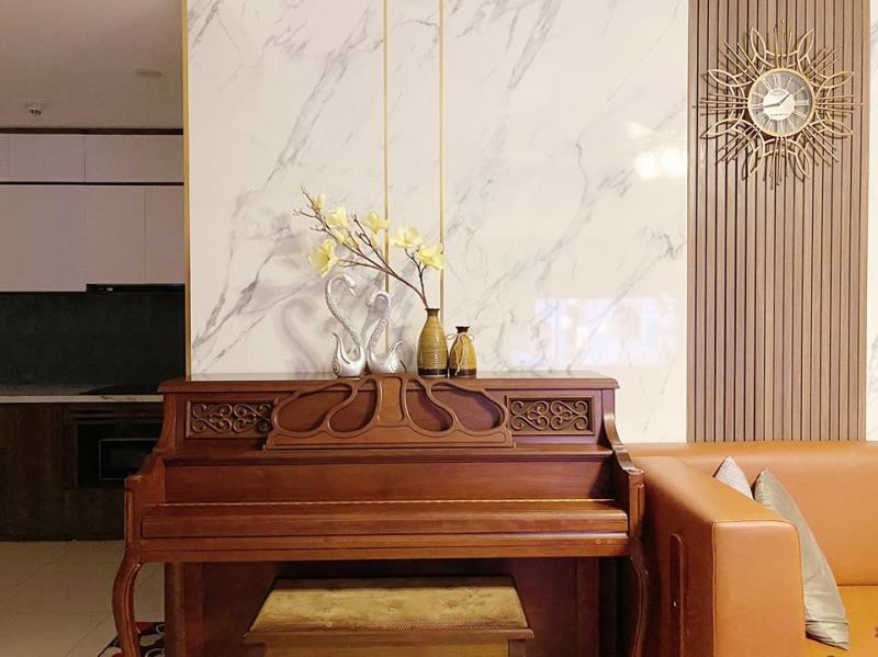 Hoa hậu Ngọc Hân từng phải thốt lên lời khen khi thấy chiếc đàn piano rất đẹp trong căn hộ của BTV Minh Trang.