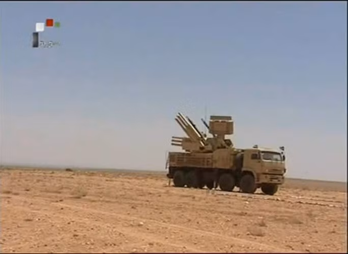 Ngược lại, phía Nga cho rằng, trên thực tế, hệ thống Pantsir-S1 không thích hợp để đẩy lùi cuộc tấn công ở khoảng cách gần như vậy, vì nó chỉ cách các trận địa MLRS của Thổ Nhĩ Kỳ và phiến quân có vài km.